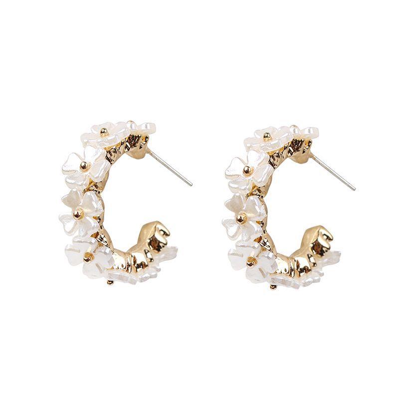 Elizabeth pearl daisy hoop earring in gold